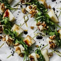 Канапе с грушей, рукколой, сыром бри и грецкими орехами для фуршета в Алматы, кейтеринг